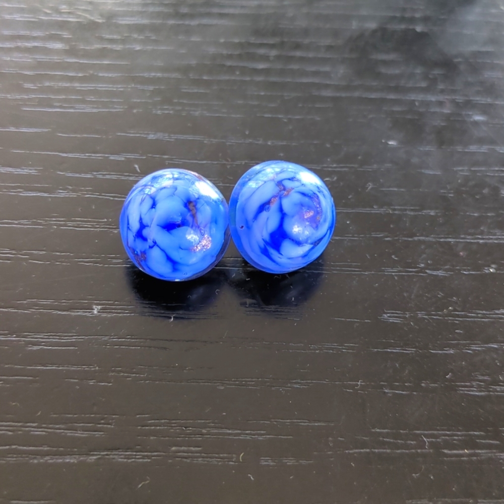Clip-on earrings with blue gem